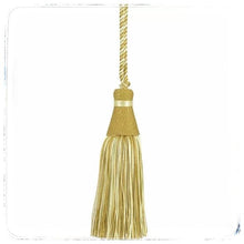 Load image into Gallery viewer, Flora key tassel