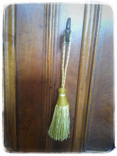 Load image into Gallery viewer, Flora key tassel