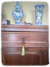 Load image into Gallery viewer, Flora key tassel